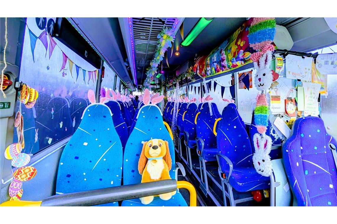 Über jedem Sitz sind Hasenohren angebracht.