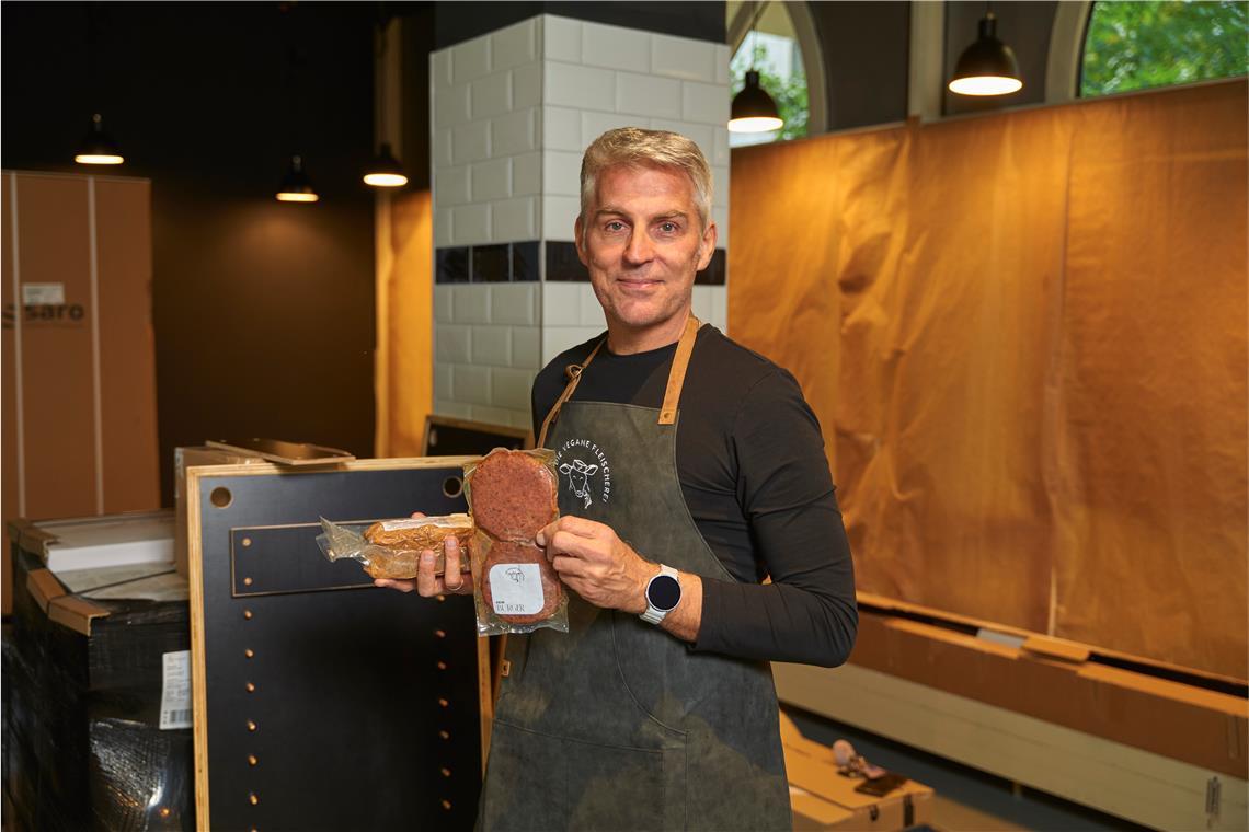 Maubacher eröffnet „Vegane Fleischerei“ Über Monate hinweg hat Andreas Holz gemeinsam mit seiner Frau und seinem Sohn den Laden aufgebaut. Foto: Ronny Schoenebaum