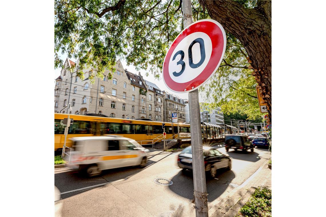 Über Nacht sind neue Schilder am Olgaeck aufgestellt worden.