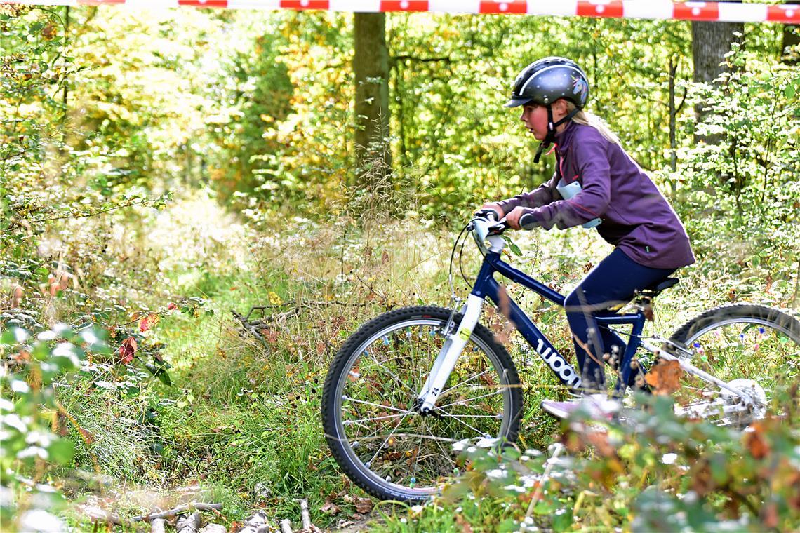 Über Stock und Stein durch den Wald. Kinder Crossduathlon Backnang 2025 rund um ...