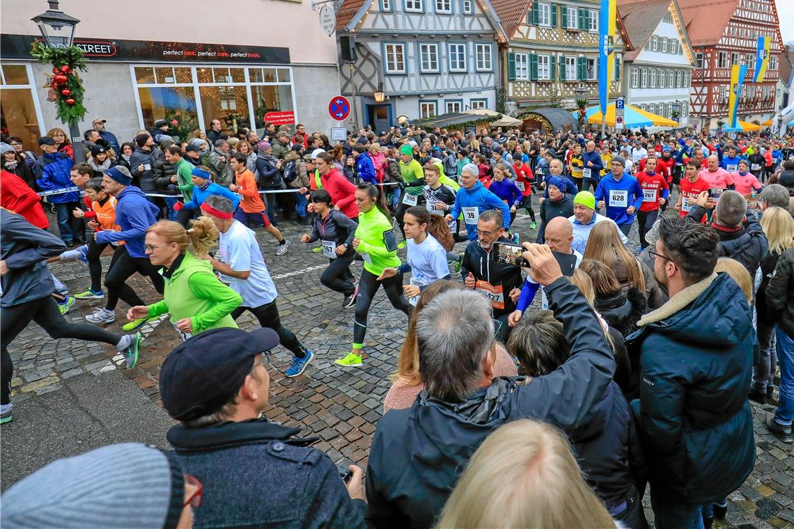 Über tausend Sportler und Tausende von Zuschauern: Die Hoffnung ist, dass ein solcher Silvesterlauf 2021 wieder möglich ist. Foto: A. Becher