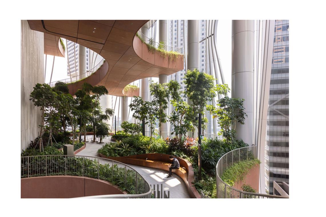 Das beste Hochhaus der Welt Über vier Etagen hinweg erstreckt sich eine begehbare Landschaft im Gebäude in Singapur. Es werden im und auf dem Gebäude weit über 100 Arten Obst, Gemüse, Kräuter und Blumen angebaut, die in den Restaurants im Gebäude verarbeitet werden.
