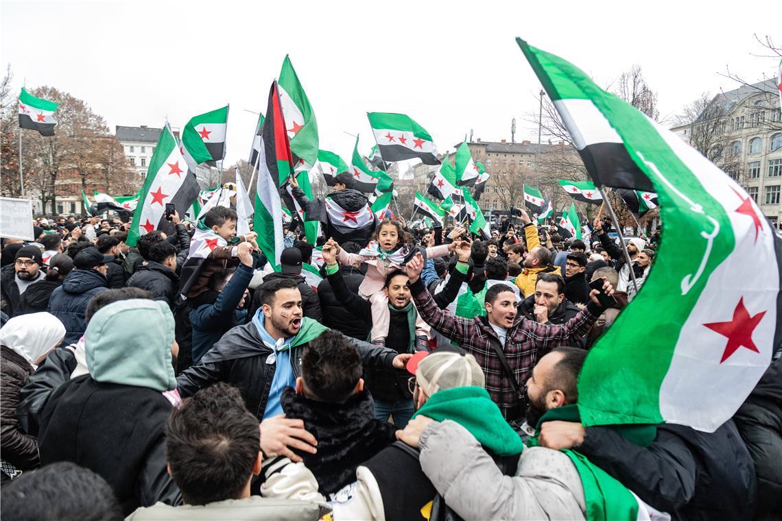 Syrer in der Region zwischen Hoffnung, Freude und etwas Unsicherheit Überall auf der Welt feiern Syrer den Sturz des Regimes, wie hier in Berlin, und hissen die Flagge der Rebellen. Symbolfoto: Imago/Nicholas Muller
