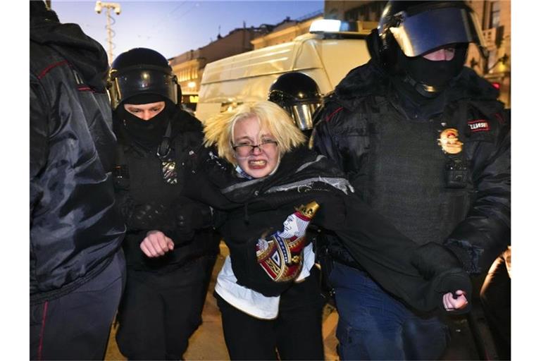 Überall in Russland gehen Menschen gegen den Krieg auf die Straße - viele werden festgenommen, wie hier eine Frau in St. Petersburg Ende Februar. Foto: Dmitri Lovetsky/AP/dpa