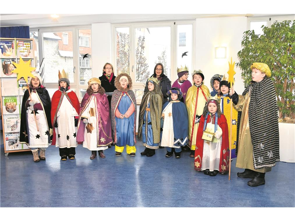 Überall, wo sie in Backnang auftraten, trugen die Sternsinger Lieder vor, so wie hier im Café der Stadtbücherei. Foto: T. Sellmaier