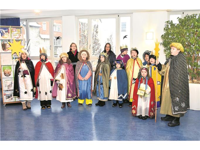 Überall, wo sie in Backnang auftraten, trugen die Sternsinger Lieder vor, so wie hier im Café der Stadtbücherei. Foto: T. Sellmaier