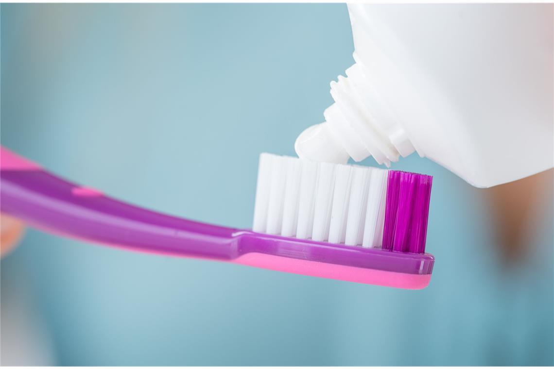 Überempfindliche Zähne können medikamentös behandelt werden. Dabei wird an den betreffenden Stellen im Gebiss zum Beispiel ein Gel aufgetragen.