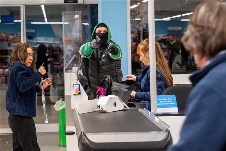 Überfall auf einen Discounter. Der Täter im grünen Jogginganzug bedroht die Angestellten. Doch dann stören Zeugen die Tat.