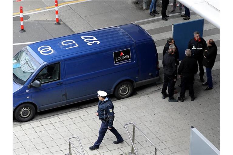 Überfallener Geldtransporter am Flughafen Köln/Bonn im März 2019. Thomas Drach wird dringend verdächtigt, an dem Überfall beteiligt gewesen zu sein. Foto: Oliver Berg/dpa