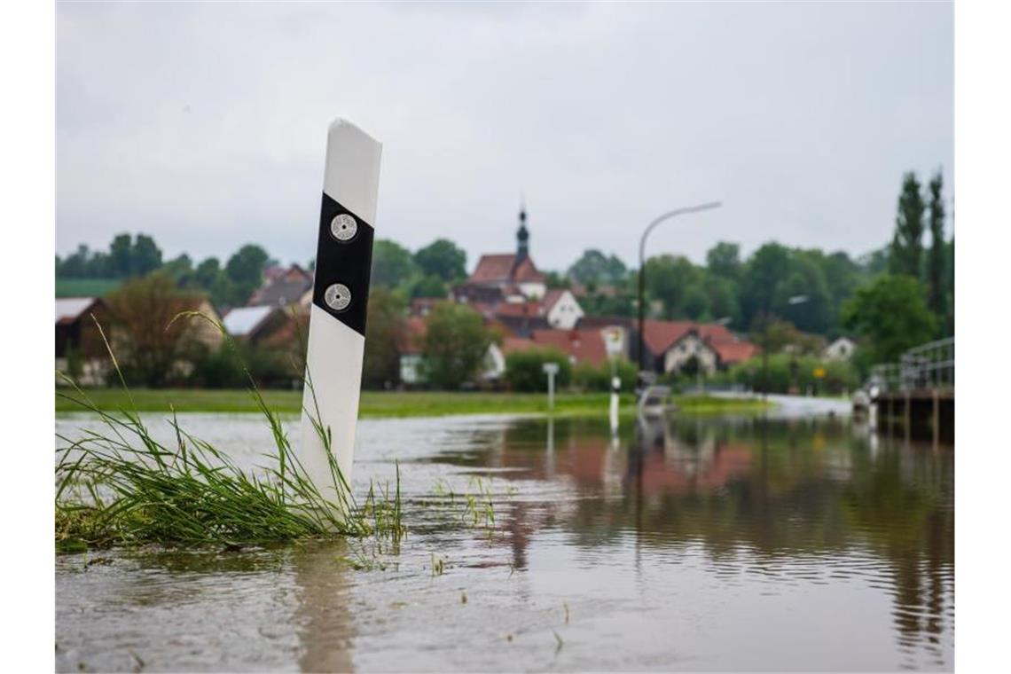 Hochwasserlage entspannt sich Überflutete Straße im bayerischen Gleusdorf. Foto: Nicolas Armer
