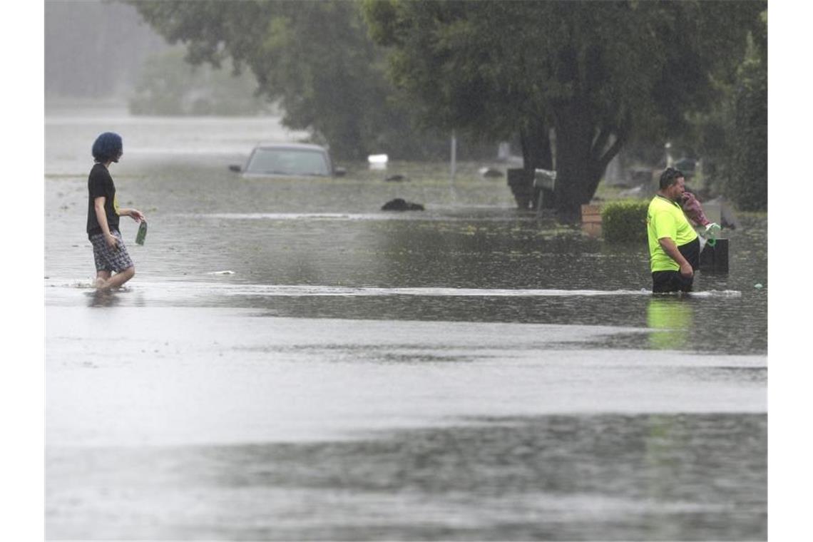 Keine Entwarnung bei Überschwemmungen in Australien Überflutete Straßen in Windsor. Seit dem Wochenende wurden vor allem nördlich von Sydney Menschen in Sicherheit gebracht. Foto: Rick Rycroft/AP/dpa