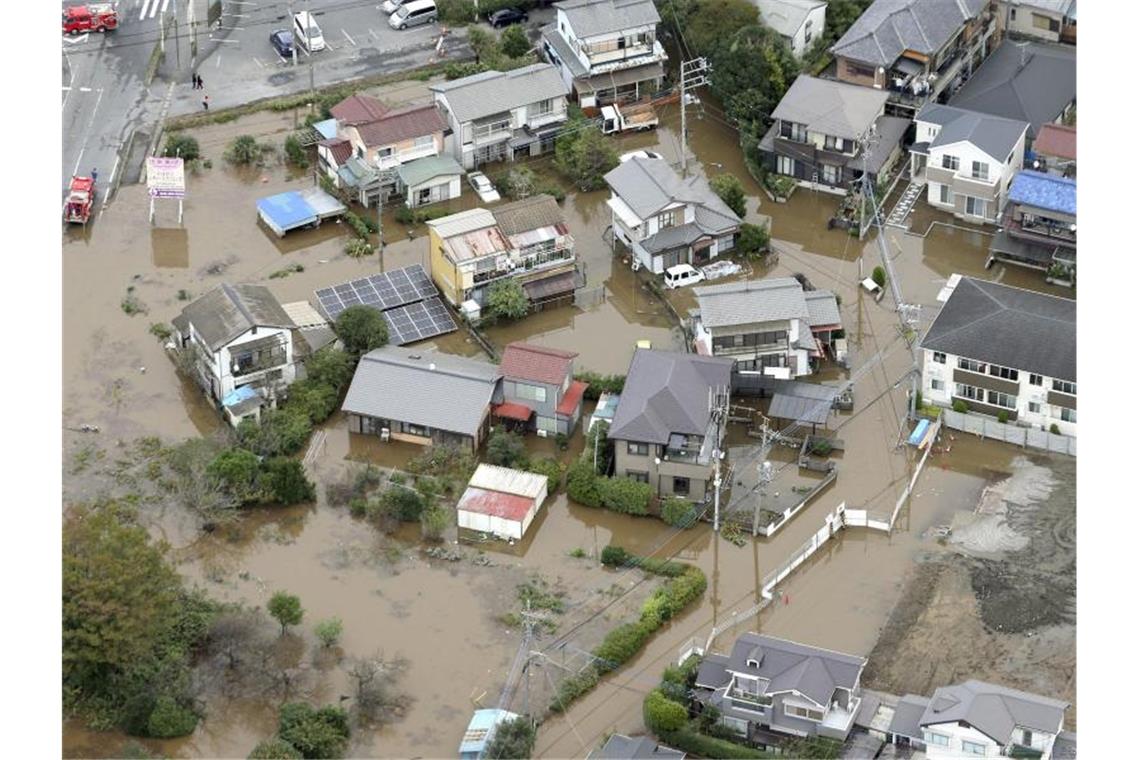 Überflutetes Wohngebiet in der Stadt Sakura in der Präfektur Chiba. Foto: Uncredited/Kyodo News/dpa