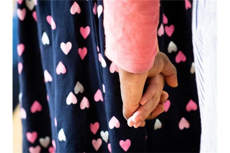 Überforderte Eltern, Vernachlässigung, Misshandlung: In solchen Fällen bringen Jugendämter gefährdete Kinder vorübergehend unter. Foto: Christian Charisius/dpa
