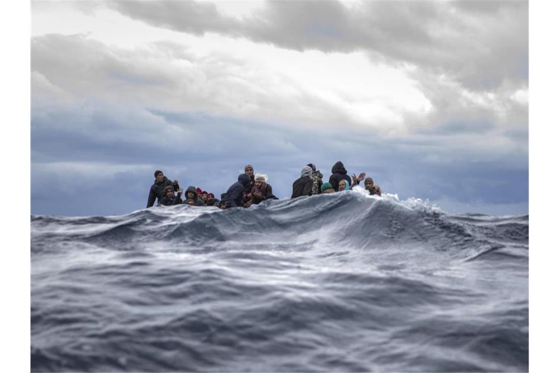 Überfülltes Holzboot vor der Küste Libyens: Nach UN-Angaben fanden im vergangenen Jahr 1327 Menschen den Tod bei der Flucht über das Mittelmeer oder sind vermisst. Foto: Santi Palacios/AP/dpa