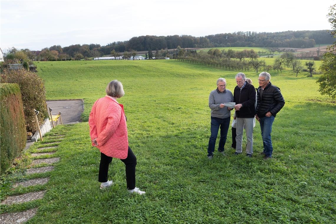 Übergab die Unterschriftenliste: AKKU-Mitglied Hans Walker (Mitte), hier mit seinen beiden Mitstreitern Klaus Jenne (links) und Heinz Brenner bei einem Vor-Ort-Termin auf dem Gelände des geplanten Baugebiets Brühl VI in Erbstetten. Foto: J. Fiedler