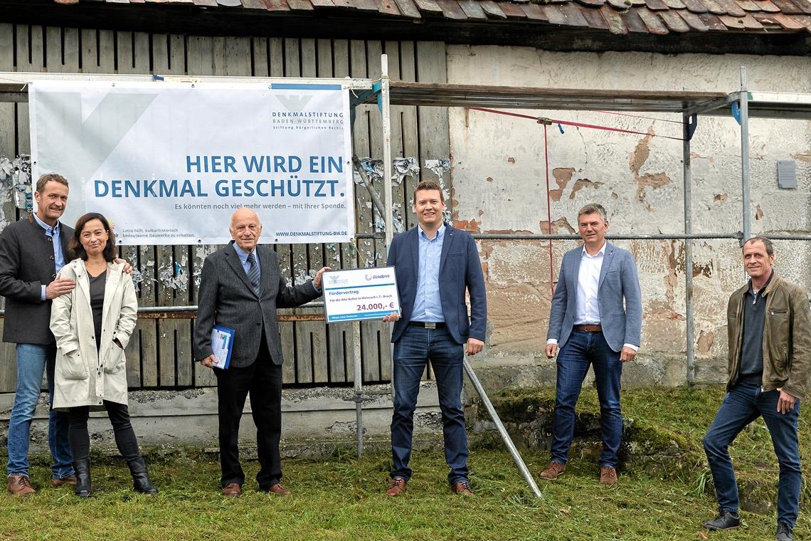 In den Startlöchern Übergabe des Förderbescheids an der alten Kelter (von links): Die Eigentümer Bernd Knödler und Monika Kaiser, Eckart Rosenberger, Vorstandsmitglied der Denkmalstiftung Baden-Württemberg, Michael Layer, Lotto-Regionaldirektor, Bürgermeister Ian Schölzel und Architekt Wolfgang Kühn.