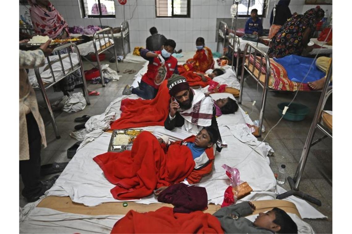Mindestens 39 Tote bei Brand auf Fähre in Bangladesch Überlebende und Verletzte werden in einem Krankenhaus behandelt. Foto: Niamul Rifat/AP/dpa