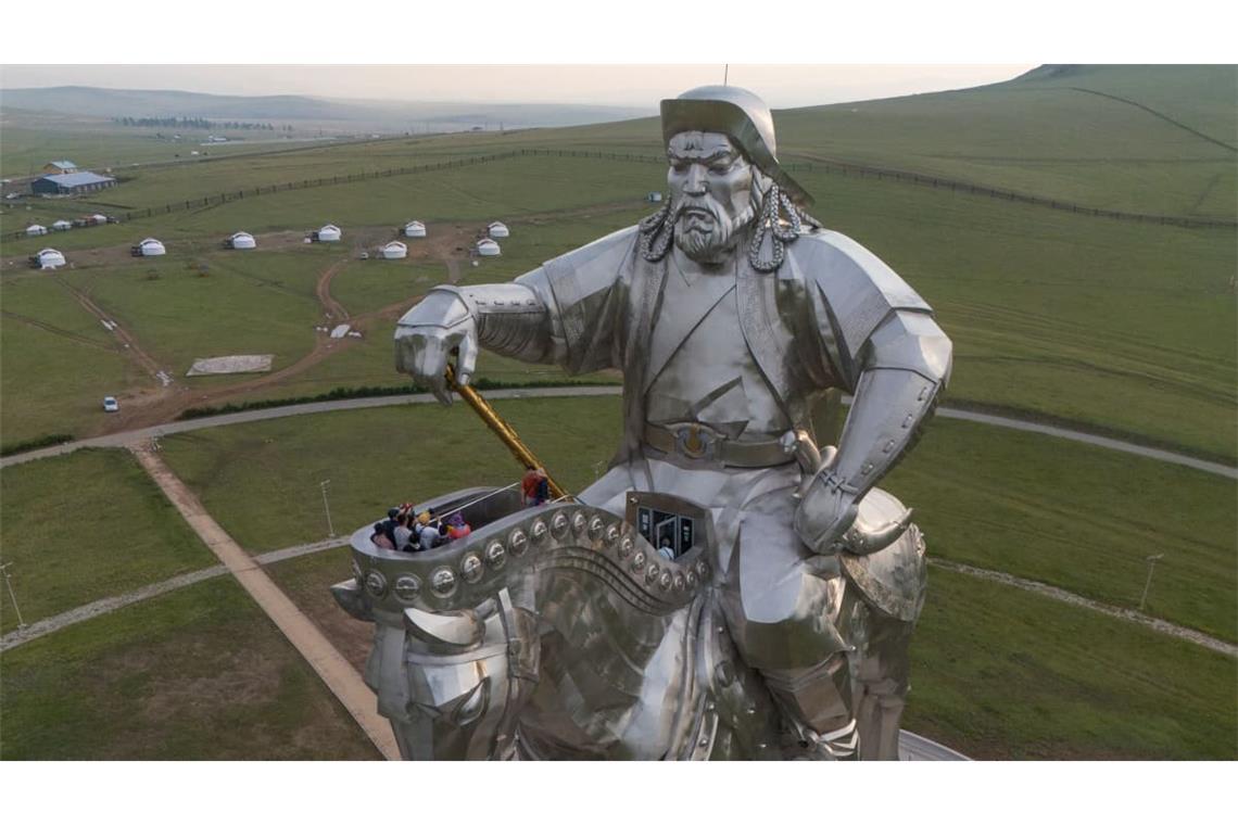 Überlebensgroß: Touristen klettern am Stadtrand von Ulaanbaatar auf die 40 Meter hohe Edelstahlstatue von Dschingis Khan. In der Mongolai ist er ein Nationalheld. Die Ausstellung im Berliner Museum für Vor- und Frühgeschichte sieht das differenzierter.