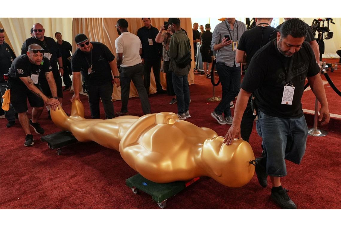 Überlebensgroße Oscar-Statuen zieren den roten Teppich.