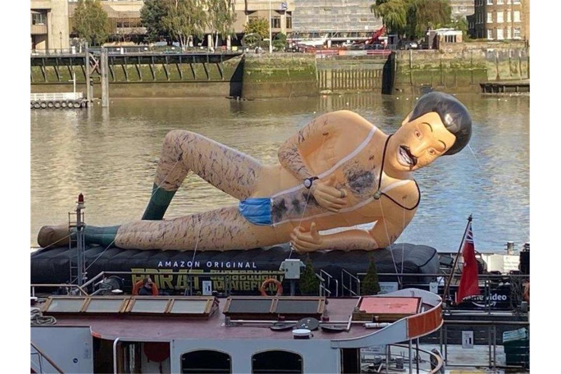 Überlebensgroß: Werbung für „Borat 2“ auf der Themse. Foto: Philip Dethlefs/dpa