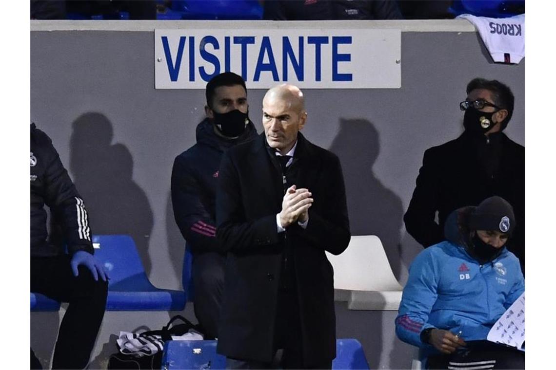 Übernimmt für das Pokal-Aus gegen Drittligist Alcoyano die Verantwortung: Real-Coach Zinedine Zidane. Foto: Jose Breton/AP/dpa