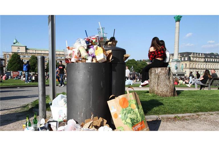 Überquellende Mülleimer in der Stuttgarter Innenstadt – das soll eine Verpackungssteuer verhindern.