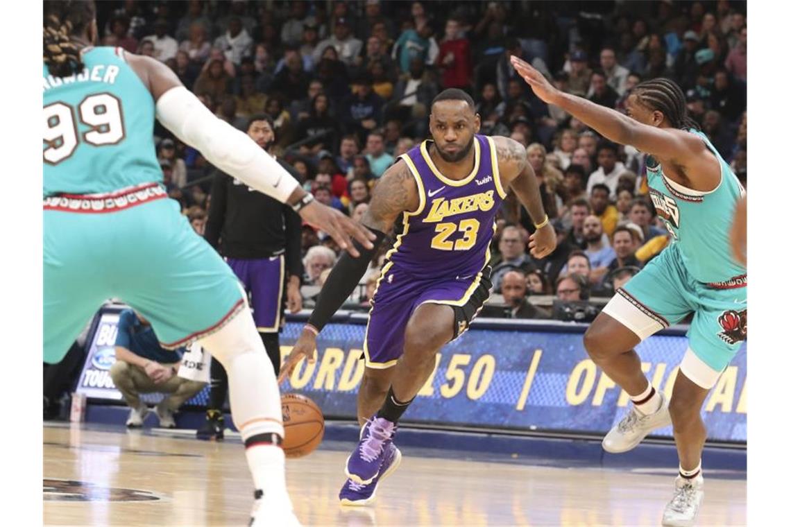 Überragender Akteur beim Lakers-Sieg gegen Memphis: LeBron James (M). Foto: Karen Pulfer Focht/FR171263 AP/dpa