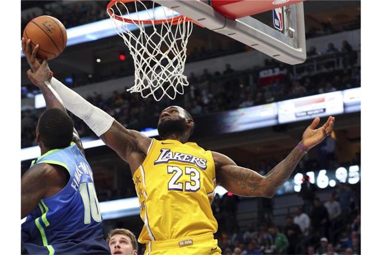 Überragender Akteur beim Lakers-Sieg in Dallas: LeBron James (r). Foto: Richard W. Rodriguez/AP/dpa