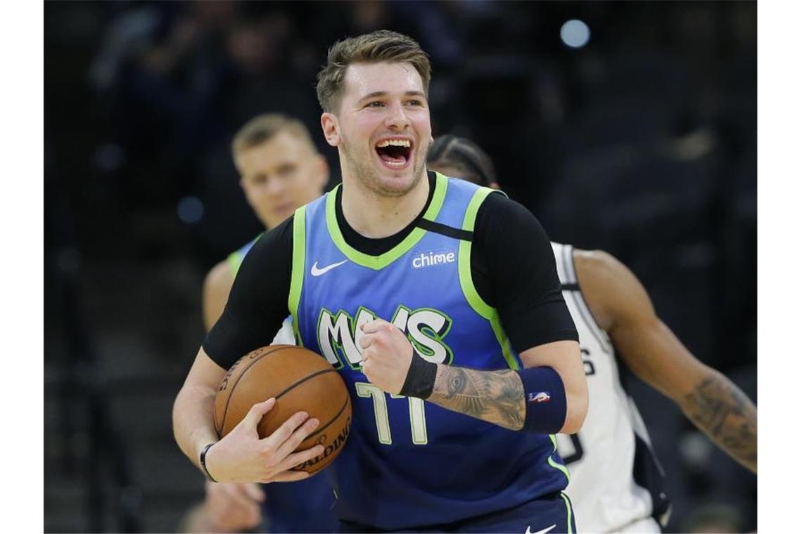 NBA: Doncic stellt Mavericks-Rekord auf - Theis & Co. siegen Überragender Akteur beim Mavericks-Sieg bei den Spurs: Luka Doncic. Foto: Eric Gay/AP/dpa