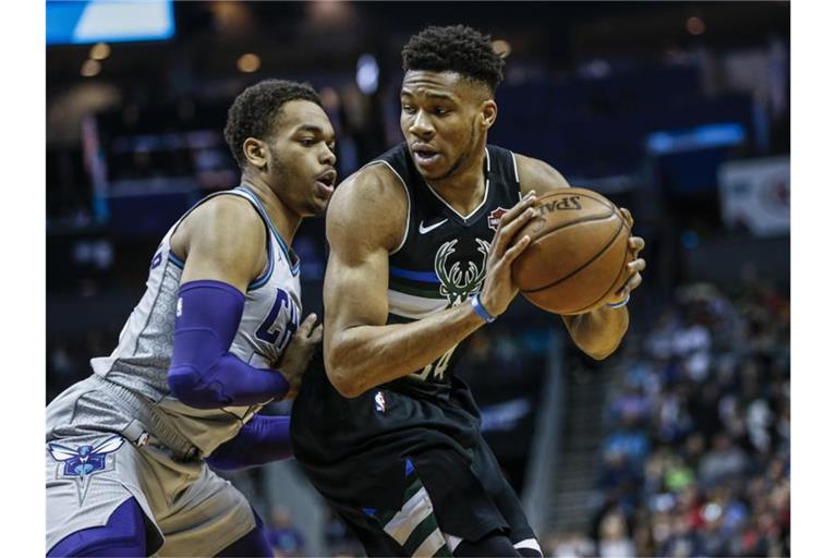 Überragender Akteur beim Milwaukee-Sieg gegen Charlotte: Giannis Antetokounmpo (r). Foto: Nell Redmond/AP/dpa