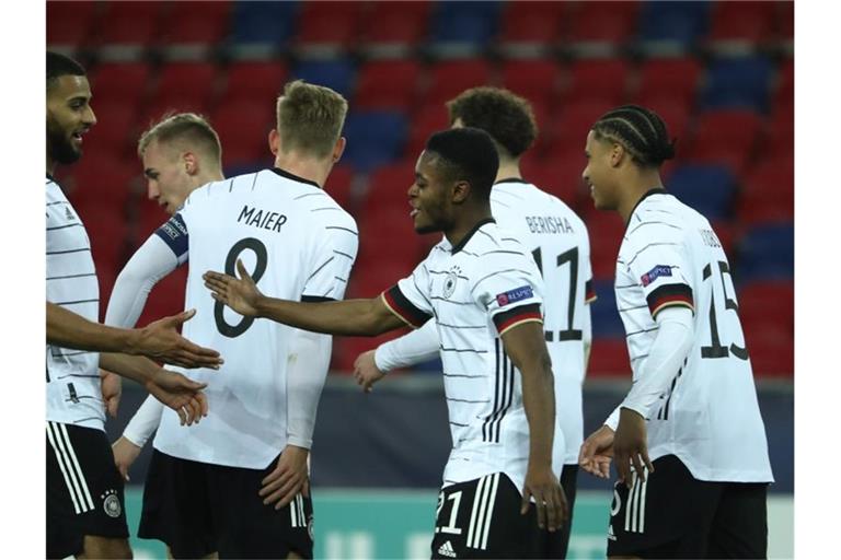 Überragender Mann beim deutschen U21-EM-Auftakt gegen Ungarn: Ridle Baku (3.v.r). Foto: Csaba Domotor/dpa