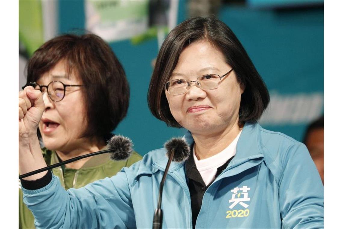 Taiwan trotzt Peking: Wahlsieg von Präsidentin Tsai erwartet Überraschend Favoritin bei der Wahl: Taiwans Präsidentin Tsai Ing-wen hat die Wähler mit ihrer energischen Haltung gegenüber China beeindruckt. Foto: -/kyodo/dpa