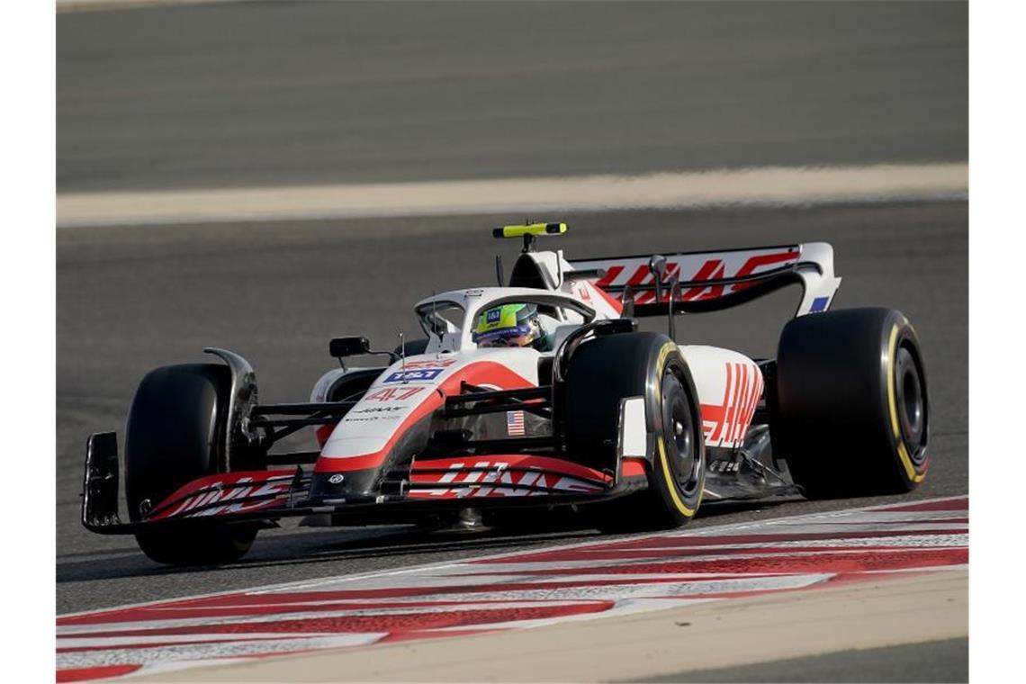 Vor Hamilton: Schumacher überrascht in Bahrain Überraschte in Sakhir: Mick Schumacher. Foto: Hasan Bratic/dpa