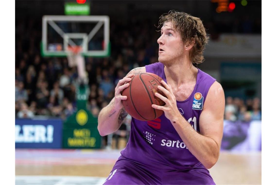 Wo das Coronavirus Sportler und Teams ausbremste Überraschte mit BG Göttingen in der Bundesliga: US-Basketballer Dylan Osetkowski. Foto: Swen Pförtner/dpa