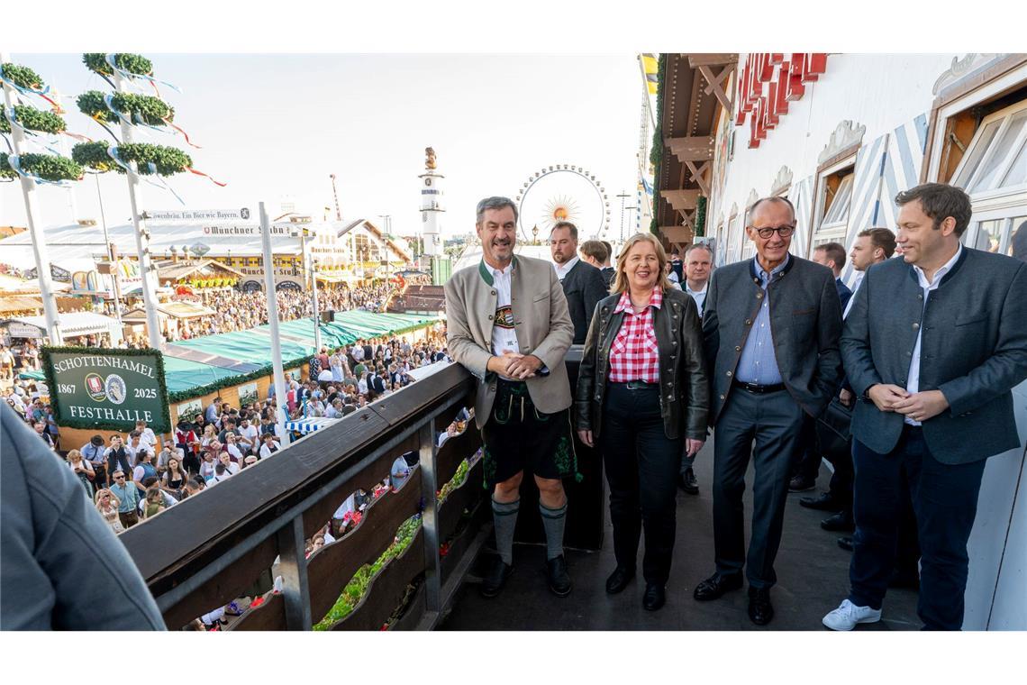 Überraschungsbesuch auf der Wiesn: Bundeskanzler Friedrich Merz (CDU) ist auf dem Oktoberfest aufgetaucht.