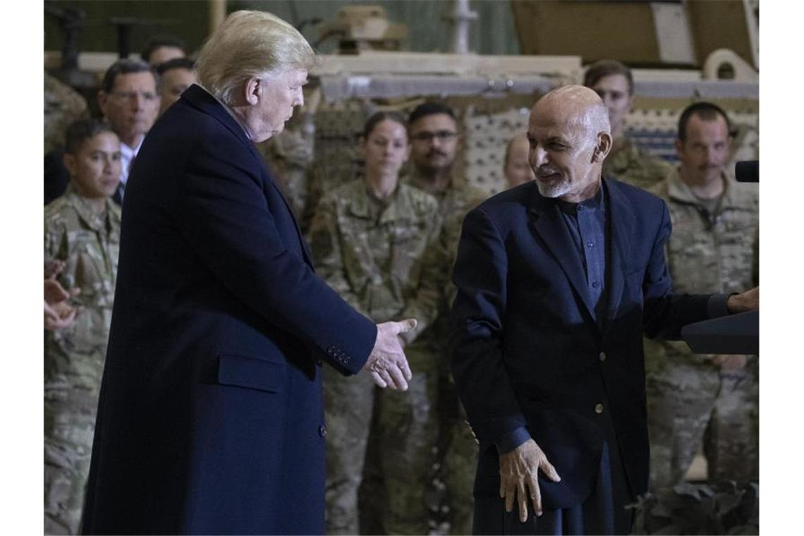 Überraschungsbesuch: US-Präsident Donald Trump vor seinem Handschlag mit dem afghanischen Präsidenten Ashraf Ghani. Foto: Alex Brandon/AP/dpa