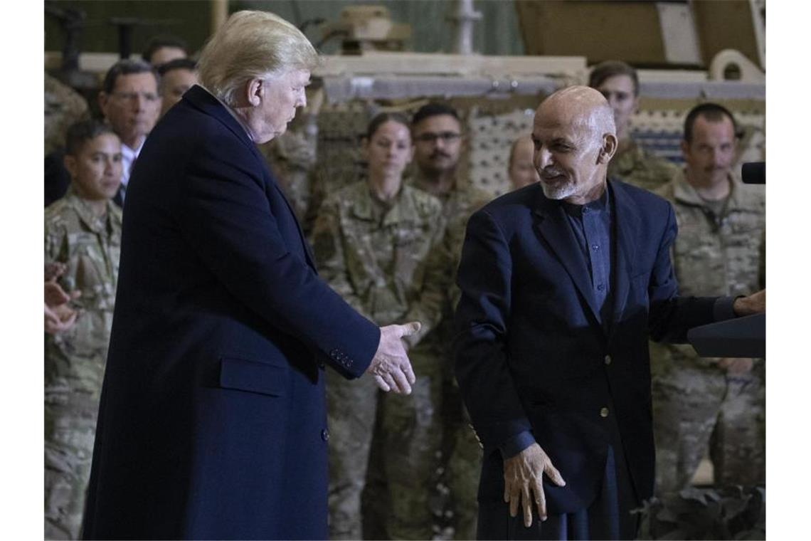 Trumps Afghanistan-Kehrtwende: Optimismus - und Skepsis Überraschungsbesuch: US-Präsident Donald Trump vor seinem Handschlag mit dem afghanischen Präsidenten Ashraf Ghani. Foto: Alex Brandon/AP/dpa