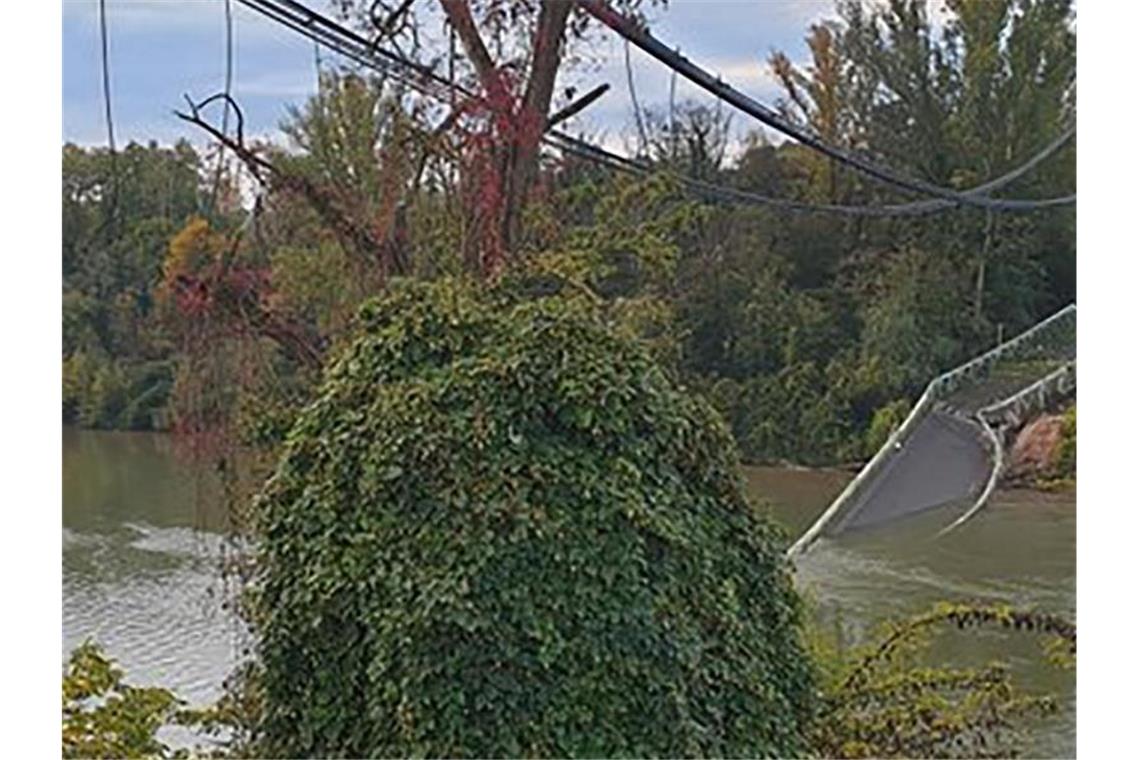 Brückeneinsturz in Frankreich: Zwei Tote gefunden Überreste der Hängebrücke, die die Orte Mirepoix-sur-Tarn und Bessieres verband, liegen im Fluss Tarn. Foto: Olivier Le Corre/AP/dpa