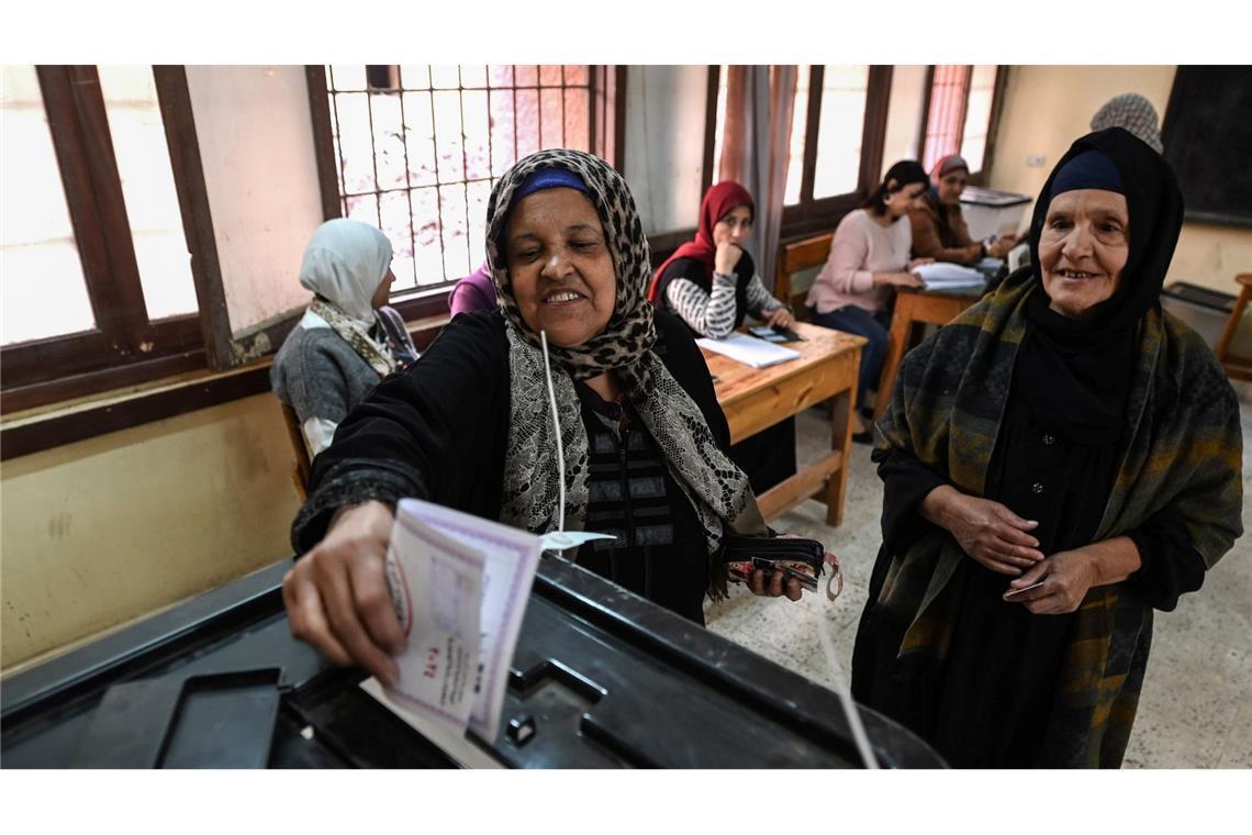 Überschattet vom Krieg im benachbarten Gazastreifen und einer schweren Wirtschaftskrise hat in Ägypten die dreitägige Präsidentschaftswahl begonnen.