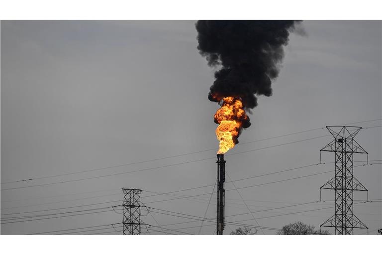 Überschüssiges Gas wird verbrannt. Das internationale Ölkartell Opec+ drosselt die Fördermengen.