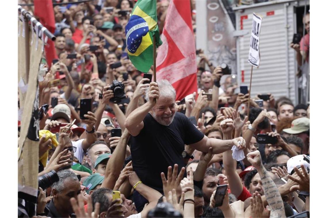 Brasilien: Schlagabtausch zwischen Lula und Bolsonaro Überschwänglicher Jubel: Der ehemalige brasilianische Präsident Luiz Inacio Lula da Silva wird bei einer Kundgebung von begeisterten Unterstützern getragen. Foto: Nelson Antoine/AP/dpa