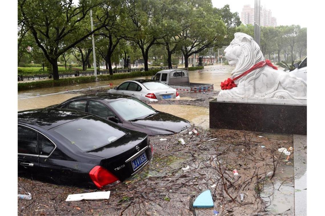 Taifun wütet in China: Mindestens 22 Tote nach Erdrutsch Überschwemmte Straßen im westchinesischen Wenling. Foto: Xinhua