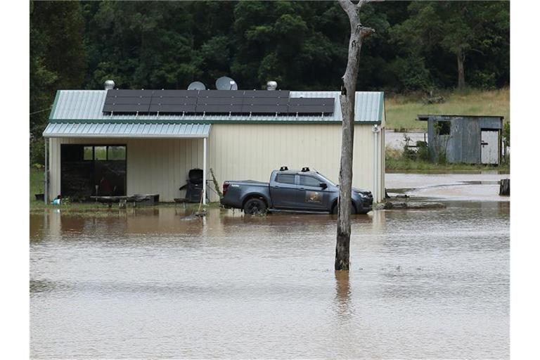 Überschwemmtes Grundstück in der Nähe des Belli Creek an der Sunshine Coast im Westen Australiens. Foto: Jono Searle/AAP/dpa