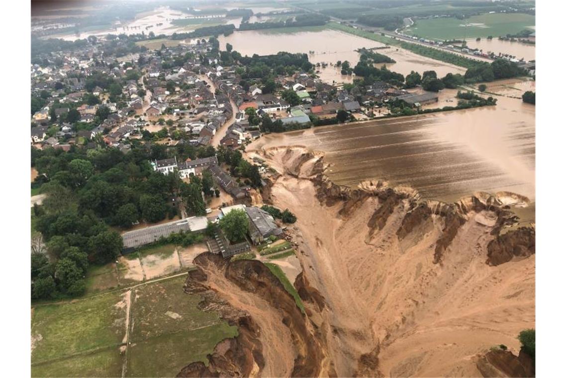 Flutkatastrophe: Mehr als 100 Tote - Lage bleibt angespannt Überschwemmungen in Erftstadt-Blessem. Einige Häuser sind dort eingestürzt, Menschen werden vermisst. Foto: Rhein-Erft-Kreis/dpa