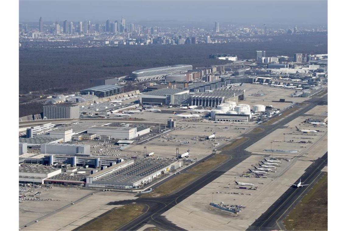 Fraport erwartet 2021 kaum mehr Passagiere als 2020 Übersicht über den Flughafen mit der Skyline der Frankfurter Innenstadt im Hintergrund. Foto: Vasco Garcia/dpa