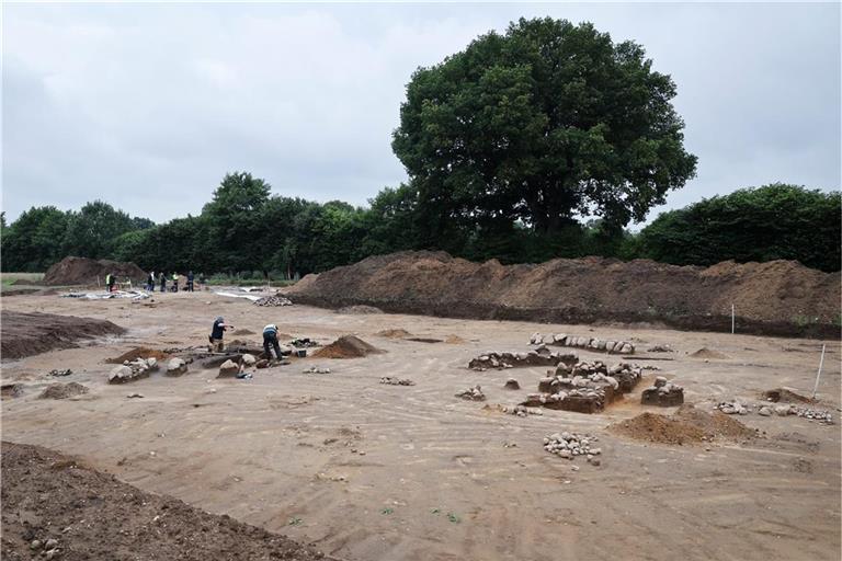 Übersicht über die Baustelle von zwei Grabhügeln aus der Bronzezeit.