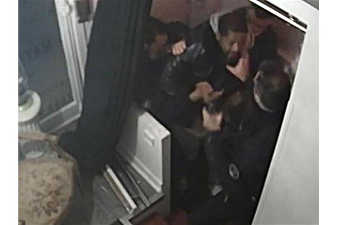 Frankreich will Sicherheitsgesetz ändern Überwachungsaufnahme der Prügelattacke mehrerer Polizisten gegen einen Musikproduzenten im Eingang seines Produktionsstudios am 21. November 2020. Foto: Stefano Rellandini/AFP/dpa