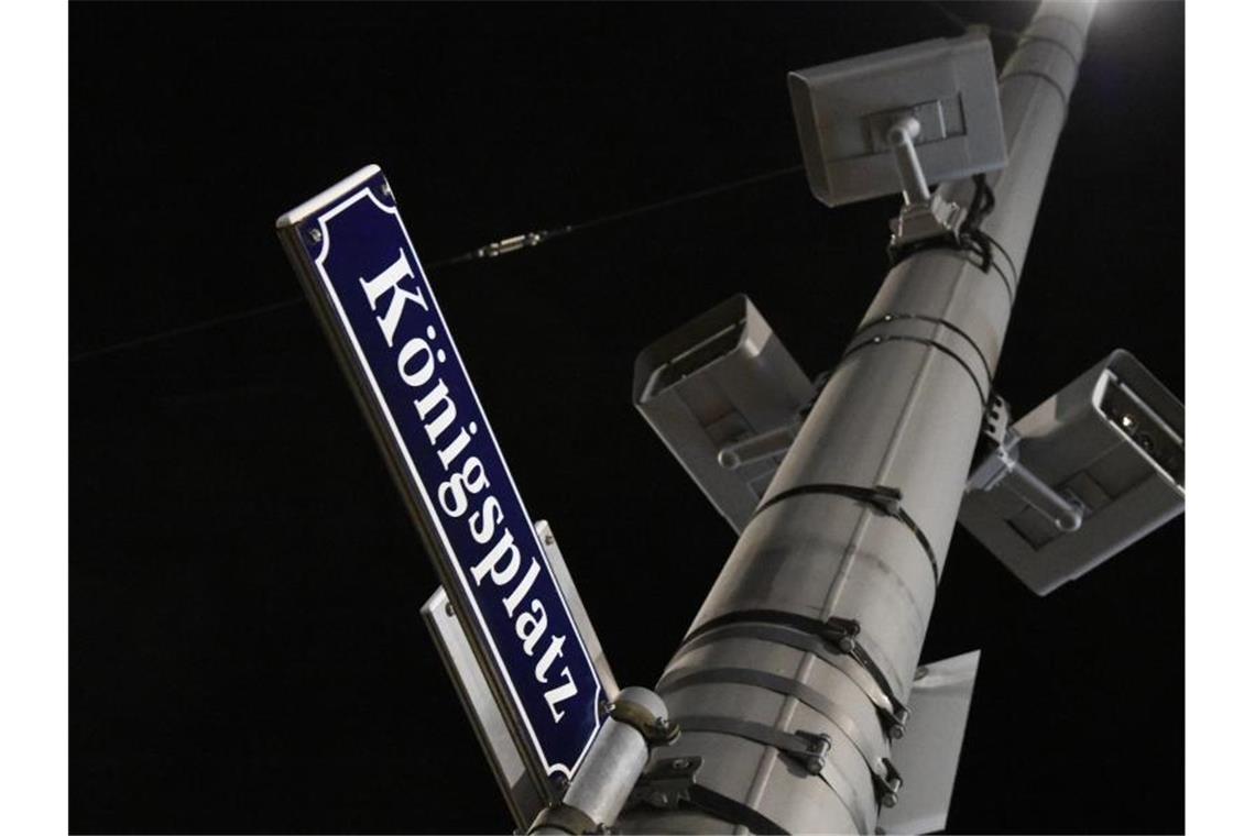 Passant in Augsburg auf offener Straße getötet Überwachungskameras am Augsburger Königsplatz. Die Aufnahmen werden nun ausgewertet. Foto: Stefan Puchner/dpa