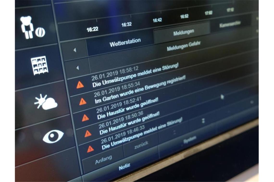 Mehr Polizei für Abschiebungen - Keine Afghanistan-Einigung Überwachungsmonitor eines Smart Homes für vernetzte und fernsteuerbare Geräte. Die Innenminister haben betont, dass es bei ihren Planungen nicht um die Ausweitung gesetzlicher Grundlagen für die Behörden gehe. Foto: Daniel Bockwoldt