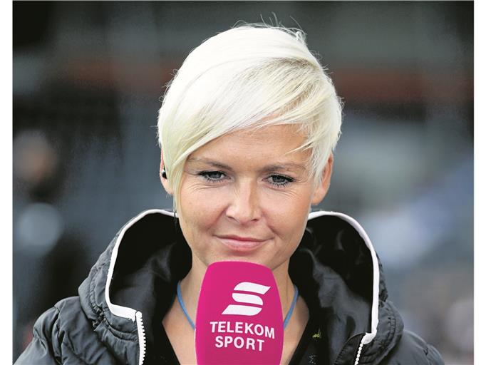 Überzeugt in Großaspach wie in den anderen deutschen Stadien mit fachkundigen und frechen Fragen: Anett Sattler. Die preisgekrönte TV-Journalistin lobt das Arbeiten in der Dritten Liga sowie mit deren Fußballern und mit den Vereinen: „Das macht mehr Spaß als Bundesliga.“ Foto: Imago